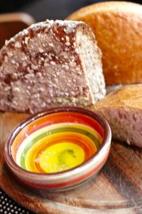 Brot und Olivenoel mit Salz